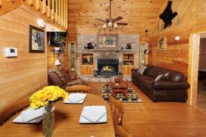 Log cabin sleeps 9- game room, hot tub, stone fireplace, firepit, pet friendly!