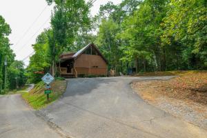 Log cabin sleeps 9- game room, hot tub, stone fireplace, firepit, pet friendly!