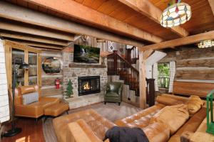 Welcome to Pinecone- a classic 2 bedroom cabin sleeps 6 nuzzled in the woods!