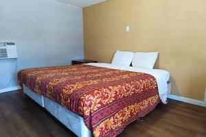 King Bed room in Crown Inn by OYO Orangeburg Hwy 301
