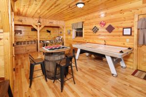 Enjoy A Big Game Room & Cozy Outdoor Spaces - Sleeps 11 - Pigeon Forge