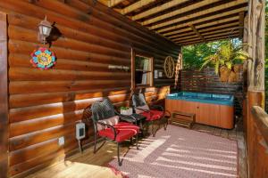 Enjoy A Big Game Room & Cozy Outdoor Spaces - Sleeps 11 - Pigeon Forge