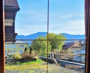 MADISON Homes Apartment 50 qm in Prien mit Balkon, Bergblick, Parkplatz, zentral gelegen