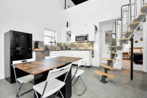Cozy Home Sleeps9 HighSpeed WiFi500MBPS Plus