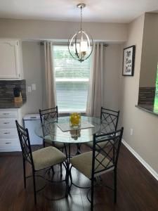 4 Bed 2.5 Bath Sleeps 10- King of Karincrest