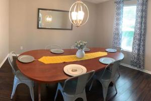 4 Bed 2.5 Bath Sleeps 10- King of Karincrest