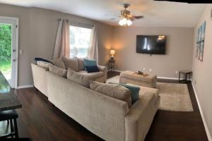 4 Bed 2.5 Bath Sleeps 10- King of Karincrest