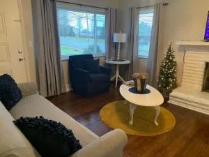 Lovely Retreat Backyard With Deck and entertain room - Maud