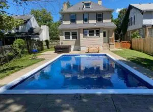 Main Street Oasis Pool and Hot Tub Sleeps 8 - Centerville