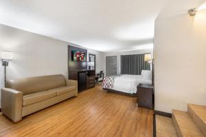 Suite King with Spa Bath Smoking room in Red Roof Inn Ft Pierce