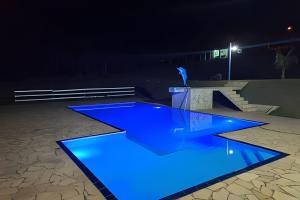Chácara com 4 Chalés, grande piscina e muito verde