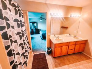 Hot Tub, King Beds, Pet Friendly Close to I25