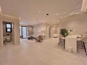 Modern B3 Apartment with AC Near Boulevard and Airport