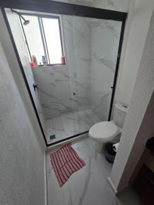 Residencia a 10 minutos del centro, 2 hab, alberca