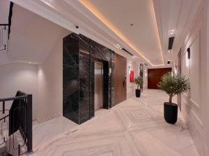 Modern B3 Apartment with AC Near Boulevard and Airport