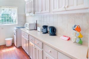 Bajan Charm 1 Min Walk to Dover Beach, on The Gap