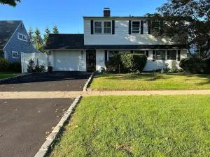 Modern and spacious 4 B/R + 2 bath house - Carle Place