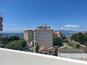 Modern Chic Seaview Appartement