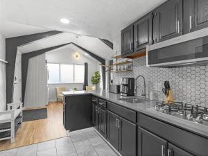 Lawrenceville Central !1 Modern and Cozy One Bedroom Apartment with Free Street Parking