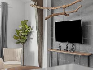 Lawrenceville Central !1 Modern and Cozy One Bedroom Apartment with Free Street Parking