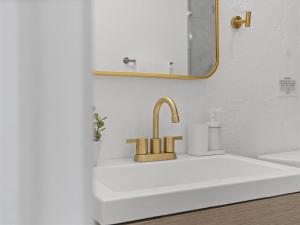 Lawrenceville Central !1 Modern and Cozy One Bedroom Apartment with Free Street Parking