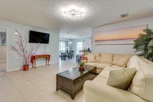 Pet-Friendly PCB Home with Hot Tub, Near Beaches!