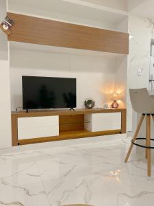 Ao lado do sambódromo frente ao metrô