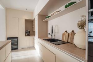 Villa Freedom with tennis court, infinity pool and sauna