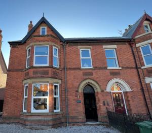 University Apartment • Sleeps 8