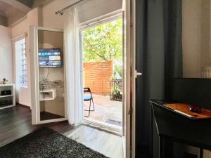 Cozy Studio in Athens Riviera, next to SNFCC
