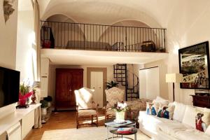 Hidden Gem with Private Gardin - Spacious 2BR