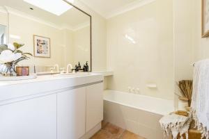 La Ronde 4 - Hear the Waves of Pippi Beach