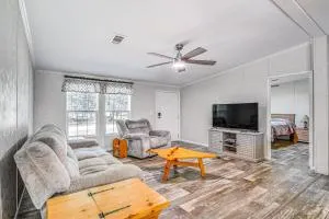 7 Mi to Crystal River Home with Yard and Fire Pit! - Yankeetown