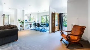 Villa Sebastian - Large Modern Home - Khandallah