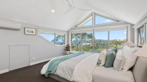 Beautiful Ocean Views and Only Moments To Copacabana Beach