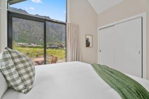 Luxury Unit Located At Base Of The Iconic Remarkables