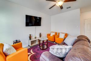 8 Mi to Lackland AFB: Pet-Friendly Home w Yard!