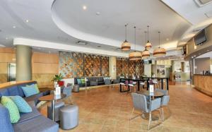 Resort Escape King Bed Pool Balcony