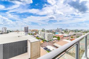 Modern 1 Bedroom King Apartment with Stunning City Views