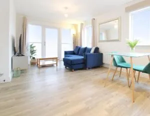Modern Flat, Perfect Long Term Stay with FREE PARKING - High Speed to Kingscross & Stratford - FREE WIFI & DISNEY - Swanscombe