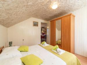 Villa Desin - Three Bedroom Apartment with Terrace and Garden View