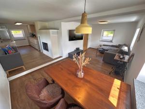 Freistehendes Haus mit Ofen, Terrasse und Garten