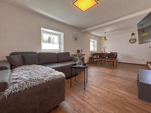 Freistehendes Haus mit Ofen, Terrasse und Garten