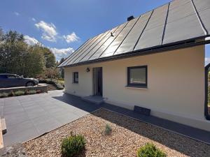 Freistehendes Haus mit Ofen, Terrasse und Garten