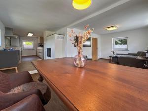 Freistehendes Haus mit Ofen, Terrasse und Garten