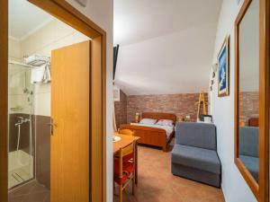 Apartments Senjo - Studio Apartment with Balcony and Garden View Apartman 5