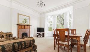 South Croydon- Large Victorian Apartment