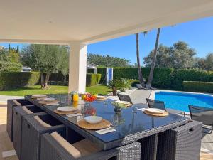 Beautiful 4-Bedroom Villa with Garden and Pool