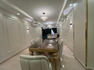 Stylish Super Deluxe 4BR apartment, 10 min to pyramids