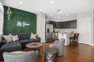 The Celebrity - Free Parking Central Vanderbilt